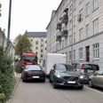 Det var den parkerede bil til venstre på billedet, der skabte trafikkaos onsdag på Onsgårds Tværvej. En renovationsbil måtte vente i flere timer på stedet, fordi chaufføren ikke kunne komme forbi.