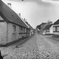 Ebeltofts charmerende gader, hvor hver bygning har sin egen historie. Arkivfoto