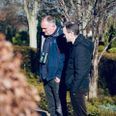 Biolog Morten D. D. og provst Esben Thusgård diskuterer biodiversitet på Vejlby kirkegård ifm. det nye samarbejde. Pressefoto