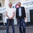 Søren Højlund Carlsen, kommunikationschef i AGF (Th) og Flemming Sun direktør, Jydsk Væddeløbsbane, er glade for det tættere samarbejde.