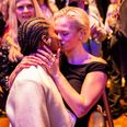 Saba lykønskes af kæresten Aviaya efter sin sejr. Foto: Ida Marie Odgaard/Ritzau Scanpix