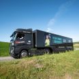Denne kæmpestore truck lægger vejen forbi STU i Følle 15. marts.
