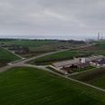 Nordre Kattegatvej skærer sig ned igennem familien Kildals ejendom, og det har ifølge familien gjort det stort set umuligt at drive landbrug. Nu har de efter mange års kamp rettens ord for, at kommunen skal overtage hele deres ejendom. Arkivfoto