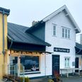 Flyvefisken i Ebeltoft er meget mere end bare en fiskebutik. Det er også en stor engros-produktion, og pladsen er blevet for trang. Derfor er der søgt om lov til at udvide med en ekstra bygning, og politikerne har netop givet tilladelsen. Foto: AFH