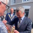 Ret Keld Hermann fra Mermaid Music i Lillegade formåede at fremkalde det store smil hos Kong Frederik, da han overrakte en pose til monarken indeholdende en vinylplade med Led Zeppelin. Norddjurs’ borgmester, Kasper Bjerregaard, i baggrunden, overværede begivenheden med et kongesmil. Foto: Else Brask