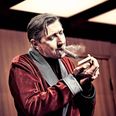 Nicolaj Kopernikus spiller den overfladiske fabrikant Gottlieb Biedermann, der - i sin iver for at være rigtig og rummelig - inviterer hjemløse brandstiftere til at bo på sit loft. Foto: Aarhus Teater
