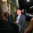 Lars Storgaard ankom først efter midnat til valgcaféen i Hammel og blev bestormet af pressen udenfor. Foto: csj