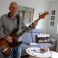 Bassisten Thomas Bruun har været med i flere bands i Nakskov, men det er endnu ikke lykkedes ham at finde nogle at spille sammen med i Skanderborg. Foto: Anette Bonde.