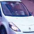 Det er denne hvide Renault Clio, der angiveligt skulle være brugt under flugten.. Foto: Østjyllands Politi