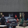 Tirsdag kort efter middag blev beredskabet kaldt til havnen i Ebeltoft hvor en kvinde var blevet set i vandet. Kvinden blev reddet op af vandet men kvindens liv stod ikke til at redde. SpotFoto