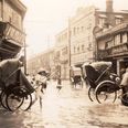 Familien Jordans liv i Kina og Japan (1885-1946) bød på såvel krige og revolutioner som mødet med et folk, der trodsede barske livsvilkår. Her et foto fra en oversvømmet gade i Shanghai i Kina. Fotokilde: Privateje.