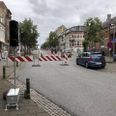 De kommende seks uger vil Adelgade i Skanderborg kun have en enkelt åben vejbane fra Skanderupgade til Ole Lund Kirkegårds Stræde.