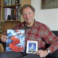 Ian Lukins med den nyudgivne bog med Rafał Olbińskis malerier og Lukins digte. Den lille bog var det, der startede det hele, da Ian Lukins fik øjnene op for Olbińskis kunst. Foto: Stine Østergaard