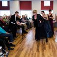 12 sangere fra Den Jyske Operas kor gæstede i 2015 det daværende Lokalcenter Rosenvang, som i dag hedder Folkehuset Rosenvang, og er blandt de folkehuse, som kommunen ønsker at udvikle på andre måder. Arkivfoto: Mikkel Berg Pedersen