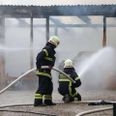 Brandvæsnet i gang med at slukke branden i Nørager.