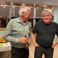 Jesper Yde Knudsen (th.), byrådsmedlem for Enhedslisten, forklarer partiets stående reaktion under byrådets fællessang. Han understreger, at 'gestussen' ikke signalerer en ændring i partiets antiroyalistiske synspunkt. Gunnar Sørensen (V), tidligere byrådsmedlem, er royalist. Han blev benådet med ridderkors i 2019 og kan kalde sig ridder af Dannebrogordenen. Dannebrogordenen er en dansk ridderorden, som blev oprettet i 1671 af kong Christian 5. Billedet er taget på valgnatten i november 2022. Arkivfoto: Lars Norman Thomsen