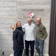 Røde Kors Aarhus’ sekretariatsleder, Henriette Andersen, sammen med chefkok og ejer Wassim Hallal, samt direktør og medejer af Restaurant Frederikshøj, Jeppe Lund. Foto: Røde Kors Aarhus