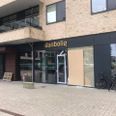 Mandag var den beskadigede facade hos Danbolig blevet sikret. Foto: Mille Winther