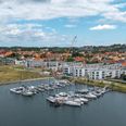 På området ved vandet i Ebeltoft lå engang t slagteri. Nu ligger der hvide lejlighedskomplekser, både almennyttige og private. Sidstnævnte holdt rejsegilde 4. juli, og det blev en markering af visionerne for hele området, inklusiv den nye folkepark. Foto: Lars Clement