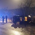 Bilist mistede kontrollen og kørte galt i bil, der landede på siden i midterrabatten på Åby Ringvej i Aarhus.