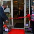 Anders Ladekarl, Generalsekretær i Dansk Røde Kors, klippede snoren - 'på bagkant' - til den nye genbrugsbutik på Sortevej 8 i Hornslet. Fotos: Lars Norman Thomsen