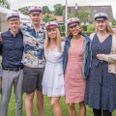 Mads Hvid Byriel, Simon Udsen, Viktor Munk Jensen, Mia Hovgaard Knudsen, Sara Evers Dyhre & Laura Spanggaard Bülow og rektor Sven Gaardbo yderst til højre markerede, at de første studenter sprang ud fra Rønde Gymnasium. Foto: Lars Norman Thomsen