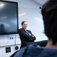 Digitalisering Caroline Stage (M) besøgte mandag den nye uddannelse. Foto: Erhvervsakademi Aarhus