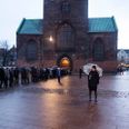 Lang kø til julegudstjenesten i Aarhus Domkirke. I år skal man have bestilt billet for at komme ind.