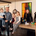 Sammen med sin kone Anna og deres syv fælles børn kan man lige nu følge Søren Christian Kjær i TV2-programmet 'Megafamilierne'. På trods af at han har en vis portion erfaring med faderrollen, så understreger han, at hans funktion som guide i Fædretræf absolut ikke skal ses som ekspert i kunsten at være far. Foto: Krestine Havemann/TV2