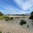 Sand fra beachbanen fyger ned på stien, som blandt andet benyttes af elever på Præstemarkskolen i Søften. Foto: jr
