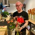 Dan Xavier er uddannet blomsterdekoratør og indehaver af blomsterforretningen Fuldt Flor by Xavier, som medio september flyttede i nye og større lokaler i Vestergade 119. Foto: M. Jeppesen