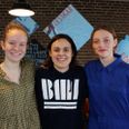 BMI's foreningsudvikler Christine Winding-Lauritzen i midten omgivet af to elevrådsformænd fra Beder Skole, Clara Marie Wittendorff, og Malling Skole, Asta Nuka Fruelund Gabriel. De tre er hovedkræfterne bag et ungeråd, der blandt andet kommer til at husere i det kommende kraftcenter på Egelund.