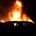 Der stod høje flammer op fra en Volvo, da brandvæsnet og politiet natten til tirsdag ankom til parkeringspladsen på Stenaldervej i Brabrand. Foto: Presse-foto.dk