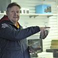 Stig Andersen fra Lab Tech Data med den knækkede sten fra indbrudsforsøget, som kun efterlod små mærker på den pansrede rude. Foto: Fred Jacobsen