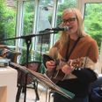 Musiker og kunstner Trine Omø udstiller effekter fra sin barndom akkompagneret af sine egne sange i udstillingen 'Det nye navn – fordi jeg har haft musikken'.