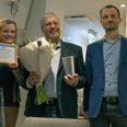 Ole Steen Hansen (i midten) fik overrakt prisen af Bettina Schjølie og Andreas Krog fra Danske Flyvejournalisters Klub. Privat foto