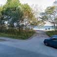 Det var her på strækningen Nordre Strandvej i Hornbæk, at manden slog til. Foto: Google Street View