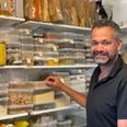 »Jeg har cirka 8000 krydderier med. Nej, det er selvfølgelig en overdrivelse,« griner Kennett Sørensen, forpagter af Café To og pro-golftræner i Ebeltoft Golf Club. Alle fotos: Anne Frank Henriksen