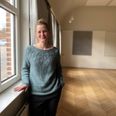 Formand for Øster Alling Forsamlingshus Agnete Brask Brandt kalder det 'guld værd', hvis en kommende pulje potentielt gør det muligt at energirenovere forsamlingshuset og udskifte oliefyret. Det vil give større overskud til at skabe endnu mere liv i forsamlingshuset. Foto: Simon Carlson