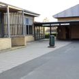 Hygge i skolegården forhindrede et indbrud på Hadsten Skole Pinsedag. Foto: Kian Johansen