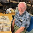 Leif Møller arbejdede som dreng på Hammel Mølle, som han her sidder og kigger gamle avisklip om. Foto: jr