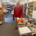 Niels Trangbæk i sit galleri, omgivet af kunstværker og bøger, hvor han dagligt finder inspiration. Foto: Lars Norman Thomsen