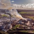 Røgen kommer til at hænge over Pindstrup mange dage endnu, lyder det fra beredskabsdirektøren. Foto: Stefan Broxgaard