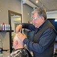 Efter tre og en halv måneds nedlukning kom der tirsdag morgen atter gang i saksen hos Salon Milano i Fuglevænget i Grenaa.