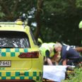 Seks brandmænd bar en mand op til ambulancen, da de havde firet ham ned fra skrænten, hvor han var faldet ned. Foto: Øxenholt foto