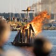 Sankthansbålet midt i havnebassinnet er en af traditionerne til sankthans på Fregathavnen. Foto: Jonas Klitgaard