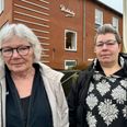 Jette Rod (tv.) og Mette Villesen koordinerer frivilligindsatsen på Bakkely i Gjesing. De finder det ikke rimeligt, at de med de nuværende regler for opholdstilladelse risikerer at stå med grådkvalte og frustrerede flygtninge, der ikke ved, hvad der venter dem i modtagerkommunerne. Foto: Simon Carlson