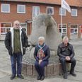 Flemming Seiersen, aktiv i Ørsted Kros Venner, næstformand i Ørsted Borger- og Handelsstandsforening Jane Hansen og formand for Ørsted IF og Rougsø Fællesråd Henning Hansen er dybt frustrerede over Sparekassen Kronjyllands beslutning om at lukke Ørsted-filialen og mener, at sparekassen vender lokalsamfundet ryggen.
