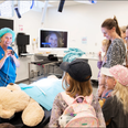 Få din bamse undersøgt i bamseklinikken til Åbent Hospital i Randers. Foto: Helle Brandstrup Larsen