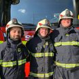 Nasir Safi (til venstre), Line Thane Seested og Jesper Meineche er begyndt som deltidsbrandmænd ved brandstationen i Hadsten. Foto: Favrskov Kommune